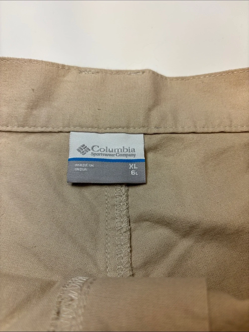 Columbia Men's Tan Cargo Shorts with Pockets - Picture 3 of 4